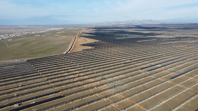 A usina de 511 MW no Uzbequistão. (Foto: TrinaTracker)