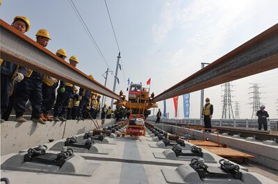 A foto mostra o canteiro de obras da ferrovia de alta velocidade Xangai-Suzhou-Huzhou. (Foto de Zhang Haifeng) (PRNewsfoto/Xinhua Silk Road)