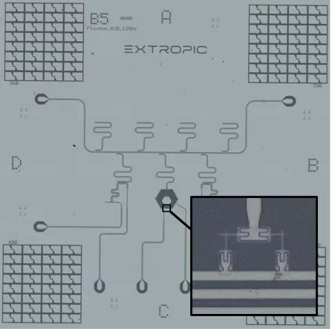 Микроскопско изображение на Extropic чип.