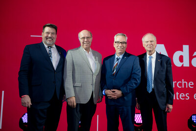 François Gagnon, Directeur général et chef de la direction de l'ÉTS, Pierre Dumouchel, Professeur titulaire (ÉTS) et Directeur transfert technologique (IVADO), Yves Beauchamp, président-directeur général d'ADM Aéroports de Montréal et Alain Soucy, ancien directeur général de l'ÉTS.Crédits photo : Audrey Boivin (Groupe CNW/École de technologie supérieure)