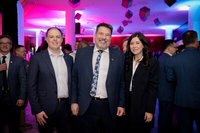 Alexandre Gagnon, vice-président Affaires corporatives Pratt & Whitney Canada, François Gagnon, Directeur général et chef de la direction de l'ÉTS et Catherine Fournier, mairesse de Longueuil. Crédits photo : Audrey Boivin 