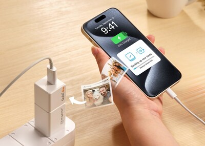 Qubii Duo seamlessly backs up photos and videos while your phone is being charged. 