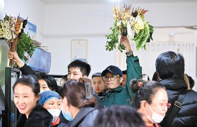 Customers hold on to their chosen ingredients at a crowded malatang restaurant in Tianshui, Gansu province, on Thursday. JIGME TENZIN / CHINA NEWS SERVICE Customers hold on to their chosen ingredients at a crowded malatang restaurant in Tianshui, Gansu province, on Thursday. JIGME TENZIN / CHINA NEWS SERVICE