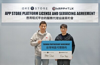 ONE Store's CEO Peter Chun and HAPPYTUK's CEO Ryan Yang are signing the partnership agreement.