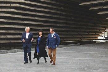 L2R: The Dalmore’s Richard Paterson OBE, Zaha Hadid Architects Melodie Leung, and The Dalmore’s Master Whisky Maker Gregg Glass at V&A Dundee (CNW Group/The Dalmore)