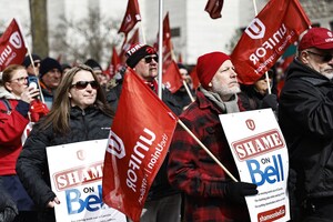 Bell met à pied des travailleuses et des travailleurs au cours de rencontres de groupe virtuelles