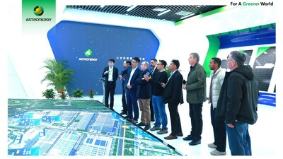 Una delegación de Masdar, la Autoridad de Electricidad y Agua de Dubai (DEWA) y la mayor empresa de EPC de la India, Larsen & Toubro (L&T), visita la sede mundial de Astronergy en Haining, provincia china de Zhejiang.