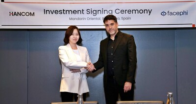 Hancom's CEO Yeon-soo Kim (L) & FacePhi's CEO Javier Mira (R) at the Invest Signing Ceremony in Barcelona, Spain