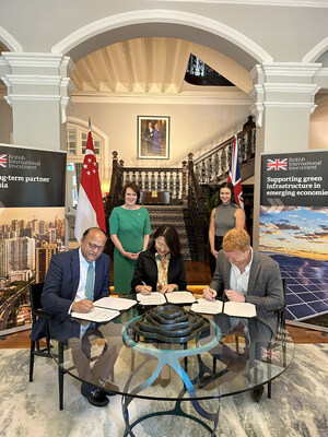 Front, from left to right: Srini Nagarajan, Managing Director and Head of Asia, British International Investment, Misako Fukui, Managing Director, Idemitsu Asia Pacific Pte. Ltd and Ross Coull, Founder of Skye Renewables. Back, from left to right: Kara Owen, British High Commissioner to Singapore and Lauren Babuik, Head of Singapore Climate, Energy and Nature Team, Foreign, Commonwealth and Development Office.