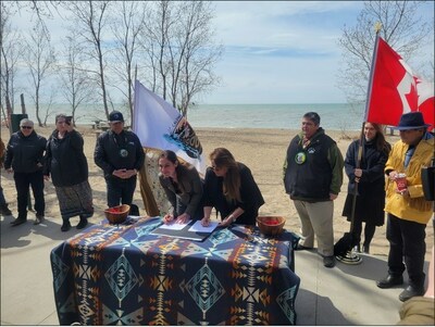 Chief Mary Duckworth of Caldwell First Nation (right) and Maria Papoulias of Parks Canada (left) signing the Memorandum of Understanding.
Photo: Parks Canada (CNW Group/Caldwell First Nations)