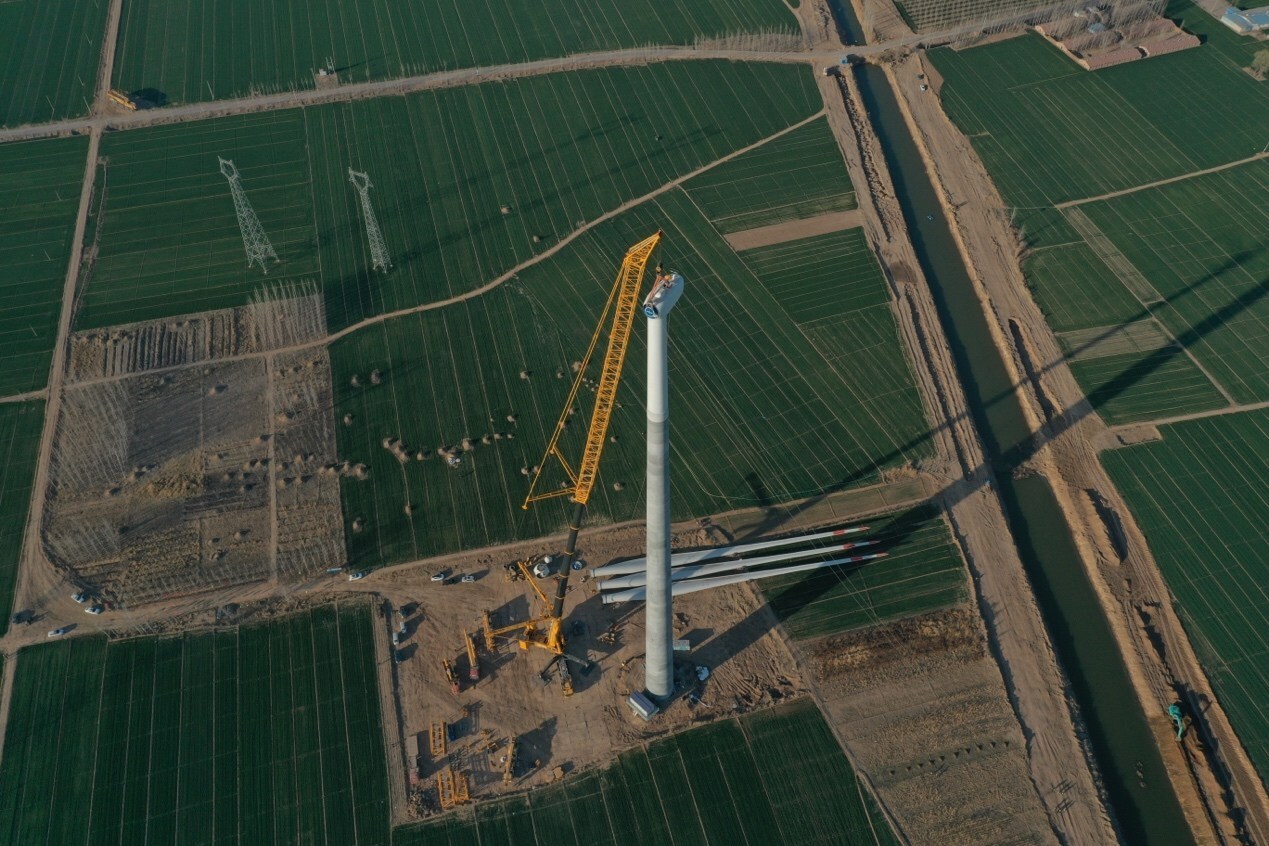 World's Largest Tonnage and Highest Lift Wheeled Crane Completes Its First Lift in Hengshui, China