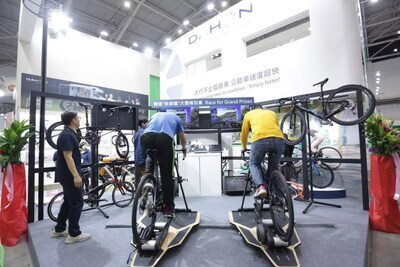 DAHON 700C road bike showcased remarkable speed, successfully clinching the winner as the fastest bike, outperforming bikes from other brands. (PRNewsfoto/DAHON)