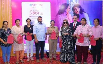 (L to R) - Mr. Ravindra Sharma, Chief of Brand, Corporate Communication & CSR, SBI Life, Mahima Chaudhary, Actor & Breast Cancer Survivor alongside Mr. Amit Jhingran MD & CEO, SBI Life Insurance  holding the ‘Thanks-A-Dot’ Hot Water Bag with Mumbai Women Police officials (PRNewsfoto/SBI Life Insurance)