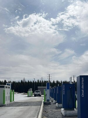 Superstation de recharge rapide du Circuit lectrique  la Porte de L'rable,  la sortie 228 de l'autoroute 20. (Groupe CNW/Circuit lectrique)