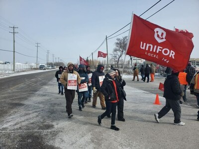 Unifor members on strike proudly waving flags. (CNW Group/Unifor)