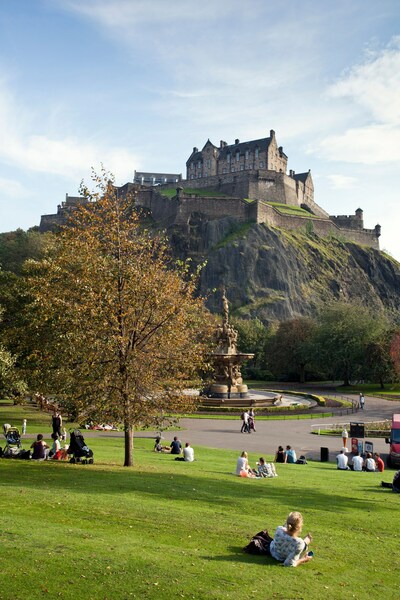 Follow in the footsteps of Emma & Dexter from One Day, set in beautiful Edinburgh, Scotland; Credit: VisitBritain/Simon Winnall