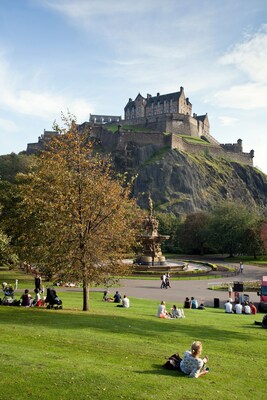 Follow in the footsteps of Emma & Dexter from One Day, set in beautiful Edinburgh, Scotland; Credit: VisitBritain/Simon Winnall