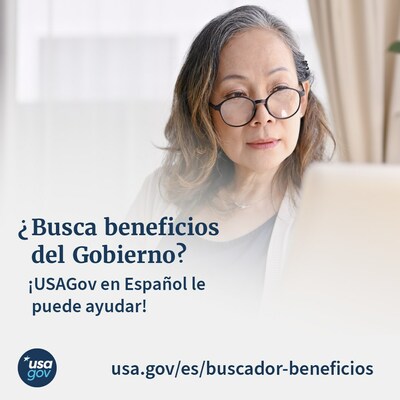 Woman wearing eye glasses looking at a computer with text on graphic "Busca beneficios del Gobierno? ¡USAGov en Español le puede ayudar!"