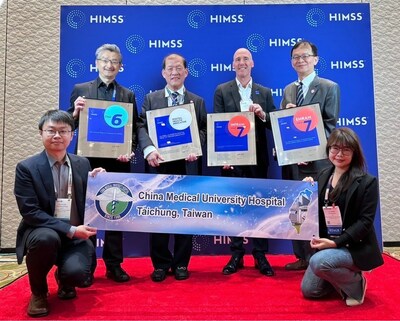 Under the leadership of Superintendent Cho (second from the left in the back row), CMUH secured the top score in the 2023 HIMSS DHI. Superintendent Cho and a delegation visited the U.S. to receive the award, with Andrew Pearce, Vice President and Global Advisory Lead of HIMSS, standing second from the right in the back row.