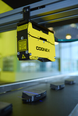 O In-Sight L38 da Cognex montado sobre uma linha de montagem, inspecionando produtos em 3D.