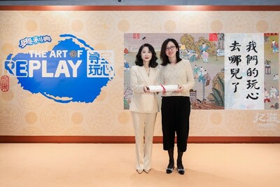 Mondelēz gifting the Modern Baizitu scroll to Zikawei Library,  a new cultural landmark in Shanghai.