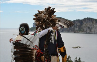 Danseurs traditionnels Mi'gmaq au parc national Forillon lors du Mawiomi 
Photo : Parcs Canada (Groupe CNW/Parcs Canada (HQ))