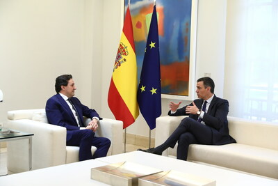Darío Gil (izquierda), vicepresidente senior de IBM y director de IBM Research, habla con Pedro Sánchez, primer ministro de España, durante su reunión en el Palacio de La Moncloa en Madrid, sede del gobierno español.