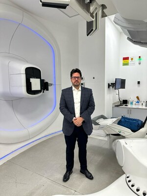 Dr. Marcel Fang nas instalações de terapia de prótons da P-Cure. Ele espera trazer essa tecnologia médica para o Brasil. (PRNewsfoto/P-Cure)