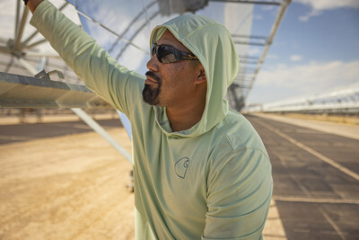 Carhartt, America’s premium workwear brand since 1889, has launched the Force Sun Defender series – its lightest performance gear solution to battle the heat and sun. Force Sun Defender provides UPF 50+ sun protection, fights sweat, dries fast and blocks 98% of harmful UV rays from reaching the skin.