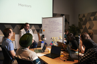 A mentor speaks with a group of participants at the Ingenium Innovation Challenge. (CNW Group/Ingenium)