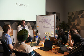 Un mentor s'entretient avec un groupe de participants à l'Ingenium Innovation Challenge. (Groupe CNW/Ingenium)