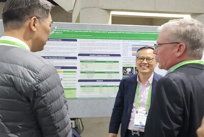 Professor Cho, Byoung Chul is having a conversation about the poster presentation of Phase 1/2 study of its Novel Oral 4th Generation EGFR-TKI ‘JIN-A02’ at the 2024 American Association of Cancer Research in San Diego, USA (AACR 2024)