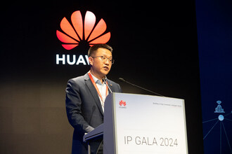 Zuo Meng, président, Data Communication Product Line Metro Router Domain de Huawei, qui prononce le discours d’ouverture (PRNewsfoto/Huawei)