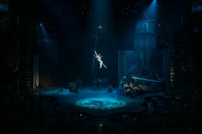 Cirque du Soleil JOYÀ estrena un imperdible acto de flying pole como parte de la celebración de su décima temporada