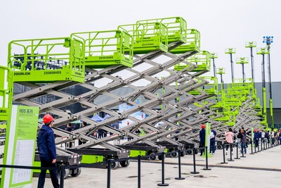 A foto mostra que um cliente observa vários tipos de elevadores no Zoomlion Access Intelligent Manufacturing Park. (Fonte:  Zoomlion) (PRNewsfoto/Xinhua Silk Road)