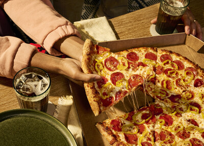 La pizza New York Style de Domino's tiene el equilibrio perfecto entre masa, salsa, queso e ingredientes en cada bocado