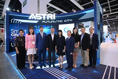 ASTRI’s innovative technologies showcasing at InnoEX received overwhelming response. Dr Denis Yip, CEO, ASTRI (third from left) welcomes Mr Paul Chan, Financial Secretary (fourth from left), at the expo