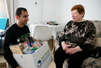 The Fellowship provides an emergency food box to an elderly beneficiary. IFCJ/Yossi Zeliger