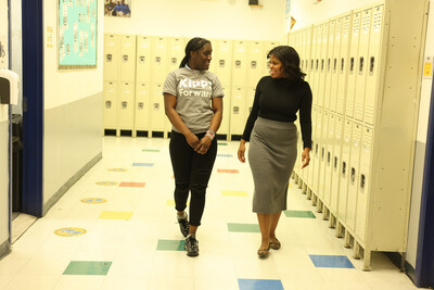 KIPP Forward's Managing Director, Vaneeda Days has a conversation with KIPP DuBois Collegiate Academy student.
