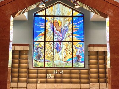 La vidriera de 14 pies de colores brillantes de Jesús ascendiendo al cielo saluda a los visitantes que ingresan a la magnífica capilla de cremación dedicada exclusivamente a la cremación.