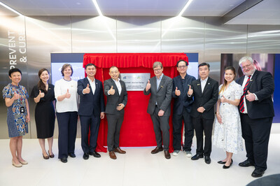 Representatives from SCG Cell Therapy and A*STAR at the joint lab launch ceremony.<br />
From left to right: Ms Irene Cheong, Executive Director, Innovation & Enterprise Group, A*STAR; Dr Su Xinyi, Executive Director, Institute of Molecular and Cell Biology, A*STAR; Professor Dr Ulrike Protzer, Director, Institute of Virology, Technical University of Munich / Helmholtz Munich and Scientific Founder, SCG Cell Therapy; Professor Tan Sze Wee, Assistant Chief Executive, Biomedical Research Council, A*STAR; Mr Frank Wang, Chief Executive Officer, SCG Cell Therapy; Professor Dr Otmar D. Wiestler, President, Helmholtz Association, Germany; Mr Shen Feiyu, Board of Director, SCG Cell Therapy; Professor Koh Boon Tong, Executive Director, Bioprocessing Technology Institute, A*STAR; Ms Clarice Chen, Director, Enterprise Singapore; Mr Stephan Albani, German Parliament.