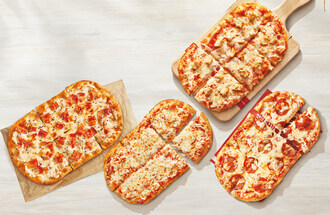 C’est officiel : les pizzas sur pain plat ont conquis tout le pays! Après des tests de marché concluants, les pizzas sur pain plat de Tim sont offertes dès aujourd’hui à partir de seulement 6,99 $*, partout au Canada (Groupe CNW/Tim Hortons)