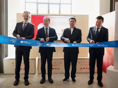 Consul General Geng Xiewei from the People's Republic of China in Milan, Director Luo Zhiwei from the Shanghai Design Center, International Affairs Director Andrea Cuman from Milan Design Week, Chairman of Beijing Science Intention, and Sun Qun, co-founder of China Week of Milan Design Week, conducted the ribbon-cutting ceremony.