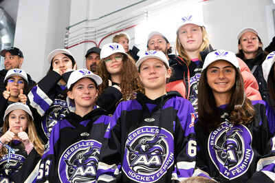 La mise au jeu est faite! Air Canada a annoncé aujourd’hui le tout premier Vol de fan de la Ligue professionnelle de hockey féminin (LPHF) dans le cadre de son populaire programme qui offrira la chance à de jeunes personnes fans de la LPHF d’encourager leur équipe favorite en personne à l’occasion d’un match en finale. (Groupe CNW/Air Canada)