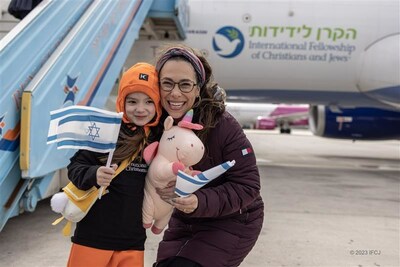 Yael Eckstein, President and CEO of the International Fellowship of Christians and Jews welcomes a flight of new olim to Israel. (IFCJ/Avishag Shaar-Yashuv)