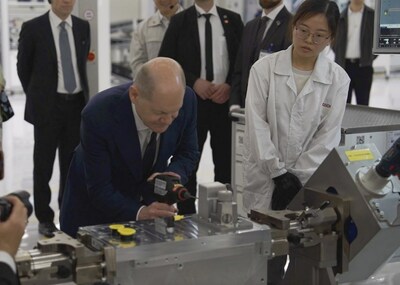 German Chancellor Olaf Scholz experienced the assembly of hydrogen power modules in Bosch Hydrogen Powertrain Systems (Chongqing) Co Ltd on April 14. (Photo/ Kenny Dong)