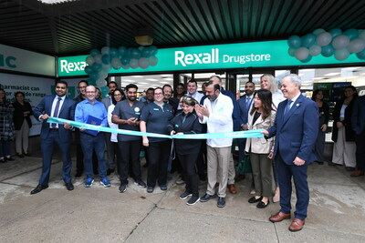 Rexall celebrates their first Ontario pharmacy walk-in clinic opening in Barrie, Ontario. Photo by Stephan Potopnyk (CNW Group/Rexall Pharmacy Group ULC.)