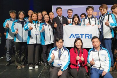ASTRI won 23 awards at the 49th International Exhibition of Inventions of Geneva, including 1 “Gold Medal with Congratulations of Jury”, 6 Gold Medals, along with 10 Silver Medals and 6 Bronze Medals. Dr Denis Yip, Chief Executive Officer of ASTRI congratulates the R&D team