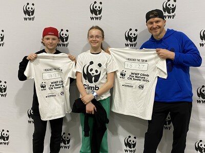 Mikhail Grabovski and his family show off their climb times  WWF-Canada (CNW Group/World Wildlife Fund Canada)