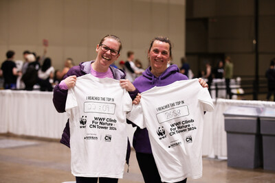 Two climbers show off T-shirts with their climb times. (CNW Group/World Wildlife Fund Canada)